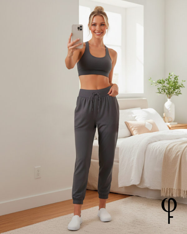 Jogger suave al tacto, de cintura alta y cinta ajustable.