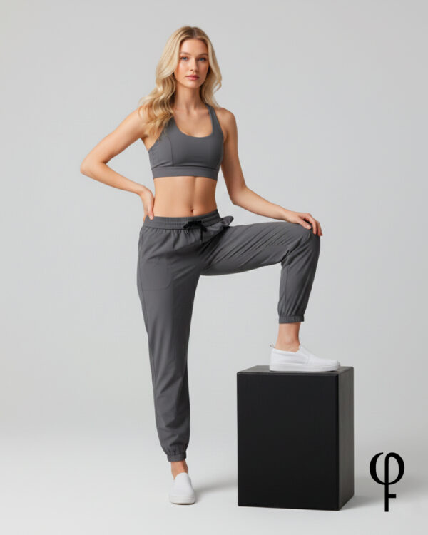 Joggers con cinta ajustable al frente y bolsas laterales.