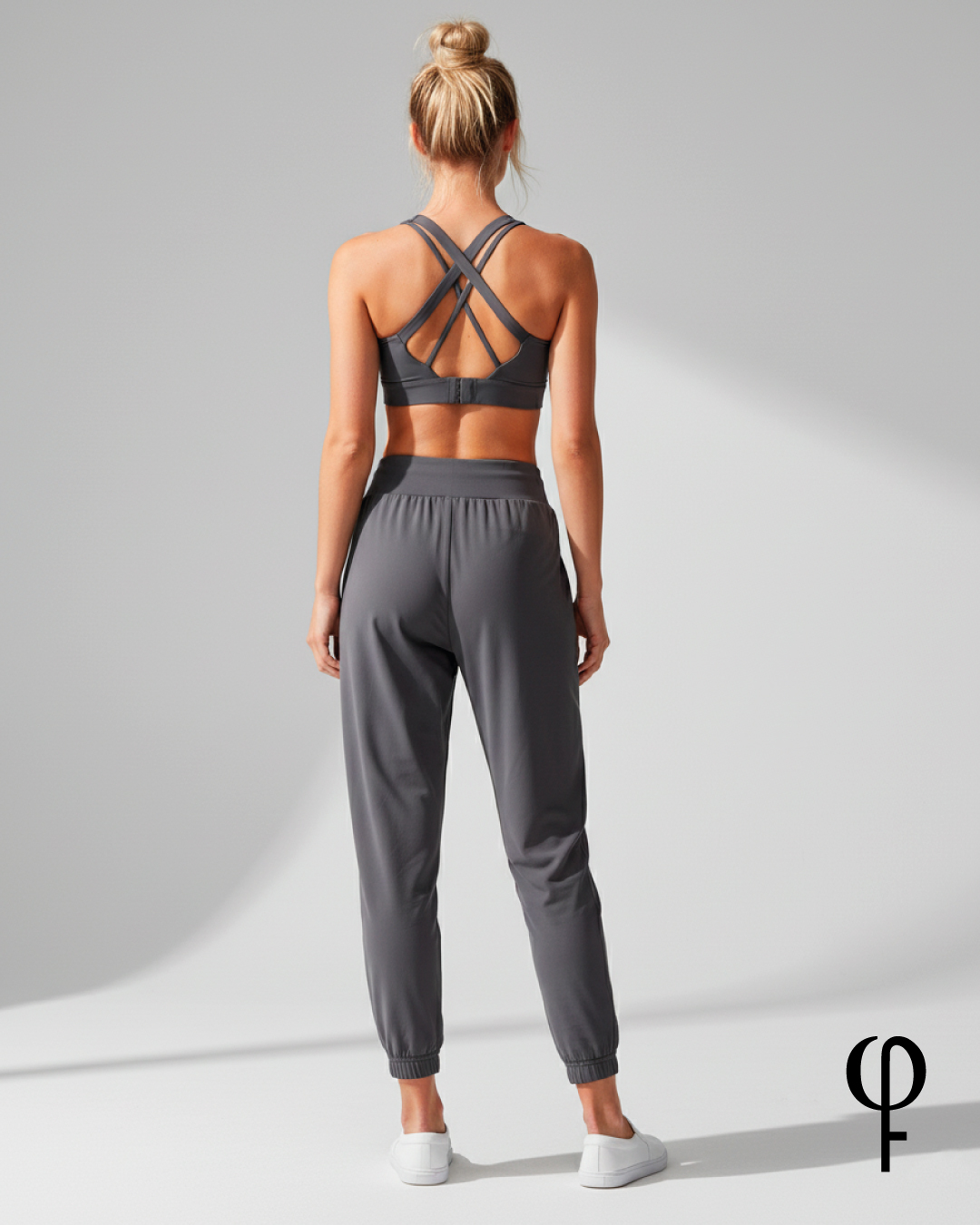 Top deportivo con detalles en busto y corchete en espalda con tirantes cruzados. - Image 5