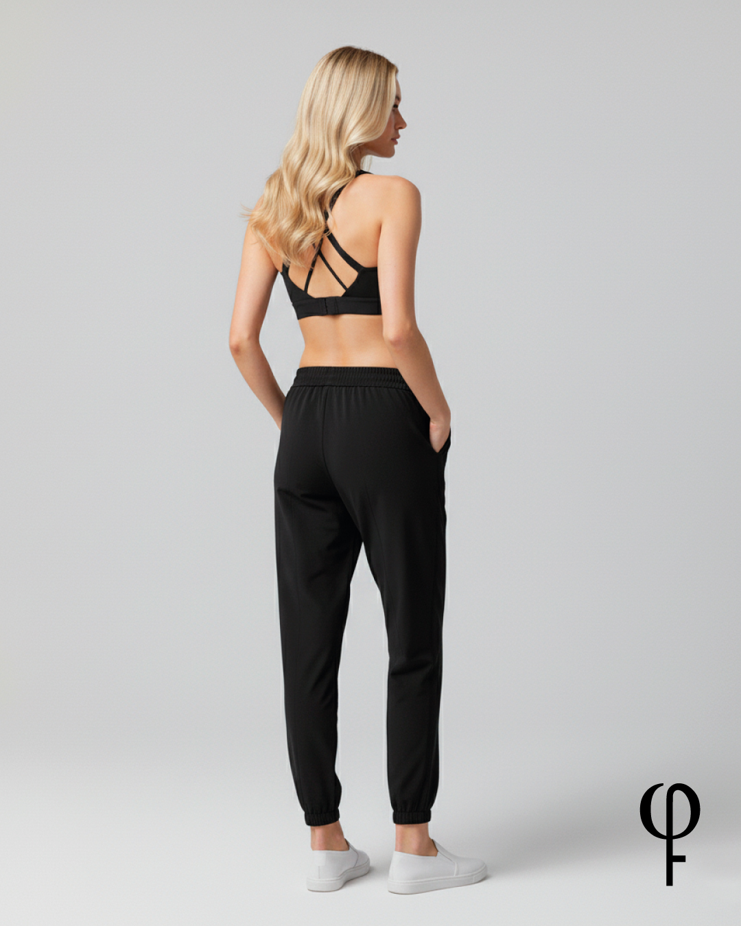 Top deportivo con detalles en busto y corchete en espalda con tirantes cruzados. - Image 4